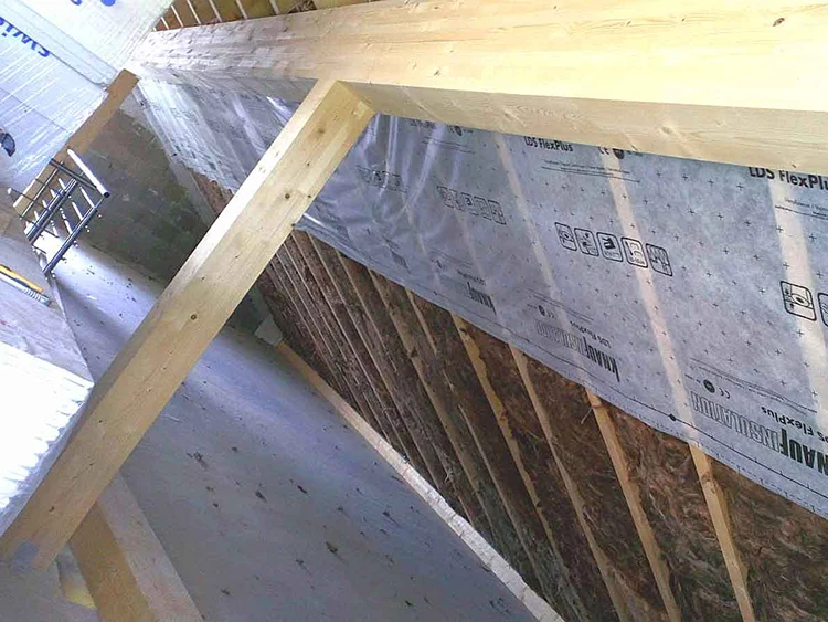 Kompetente Mitarbeiter von Valder Bedachungen aus Kreuzau kümmert sich um den Ausbau eines Dachstuhls in Düren