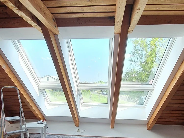 Der Einbau von großen Dachfenstern wie hier in Düren gehört auch zu den Aufgaben des Dachdeckerbetriebs Valder aus Kreuzau