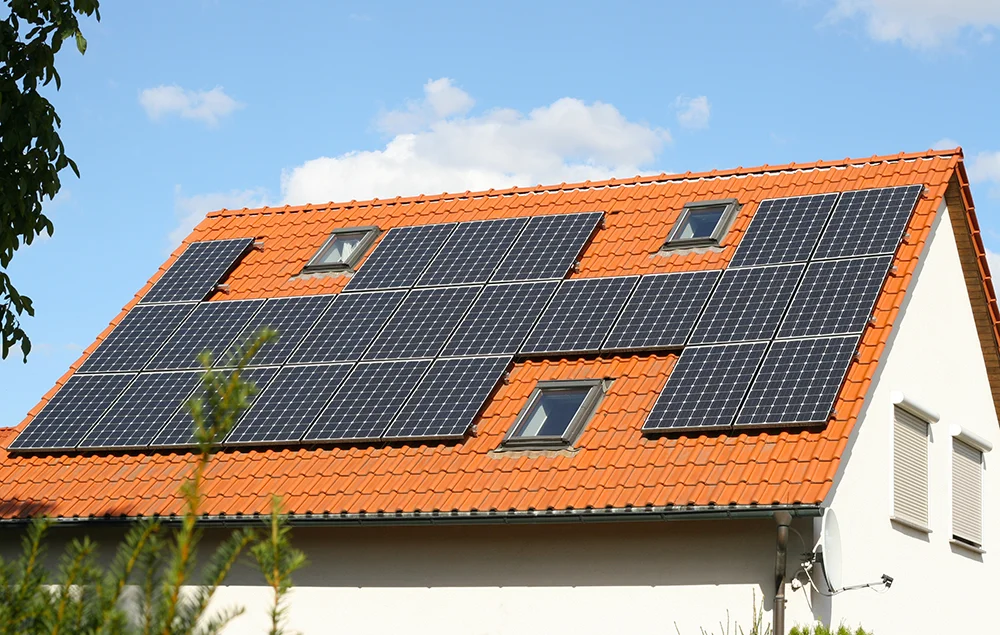Photovoltaik-Anlage, die von dem Dachdeckerbetrieb Valder aus Kreuzau, auf einem Dach in Nideggen montiert wurde.