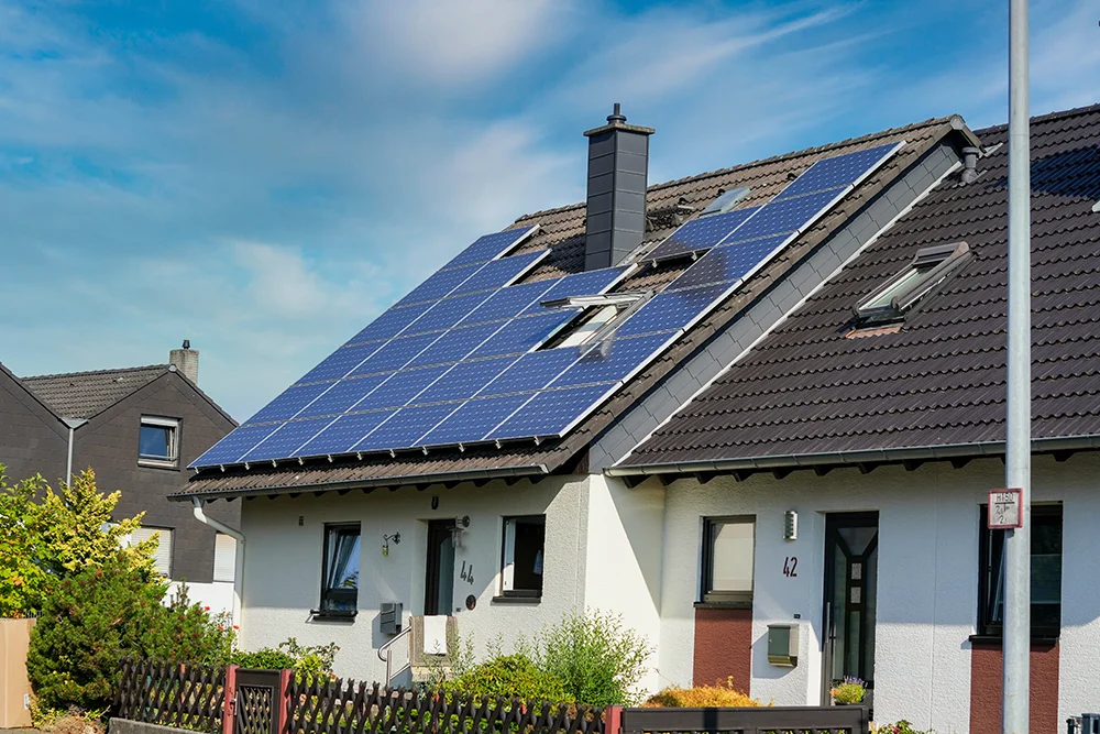 Ein Einfamilienhaus in Kreuzau mit einer Solaranlage von Bedachungen Valder auf dem Dach zur eignen Energieversorgung.